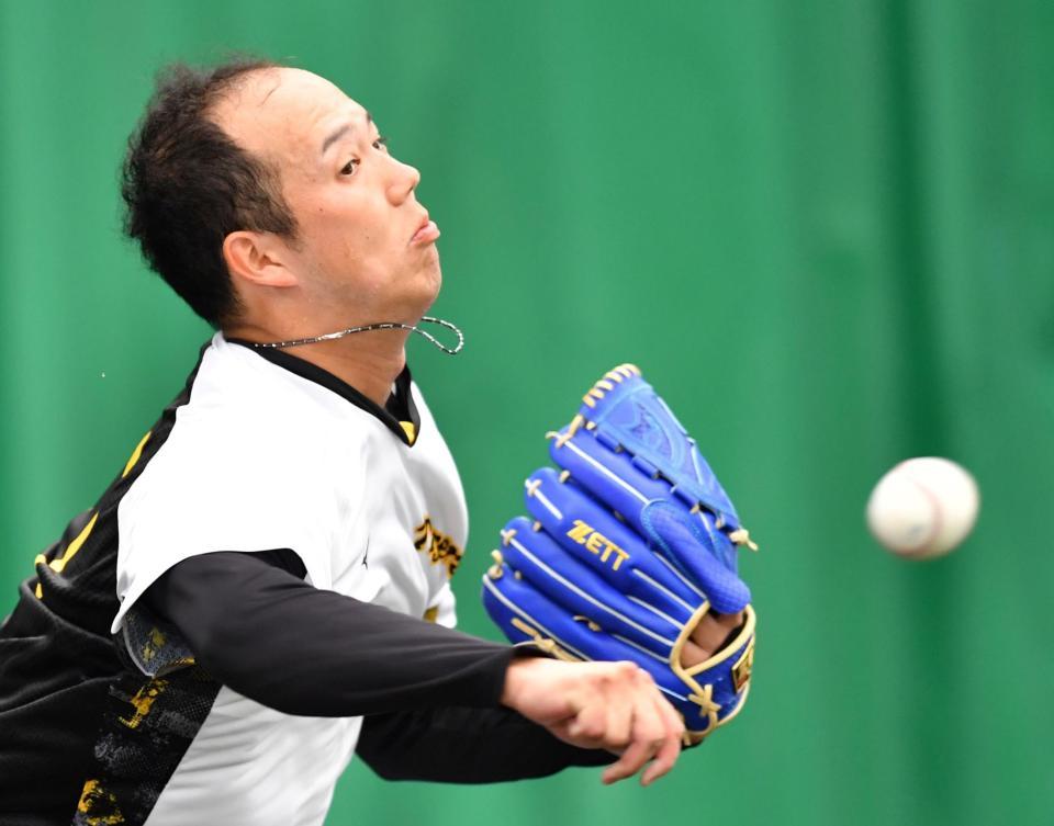 　ブルペンで投球する青柳（撮影・中田匡峻）