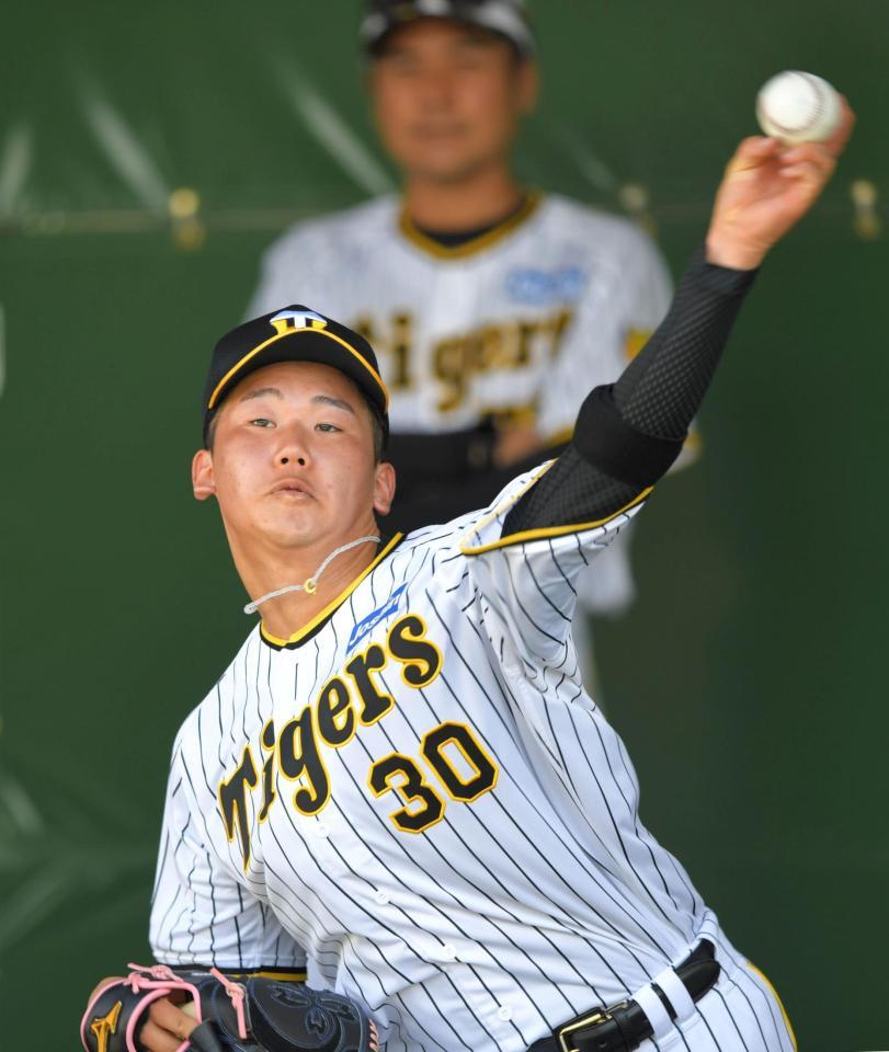 　ブルペンで力投する門別（撮影・北村雅宏）