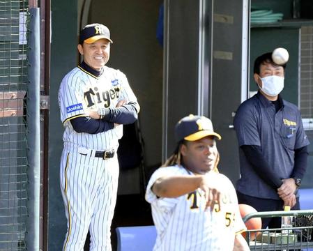 　温かい眼差しでミエセス（手前）の練習を見守る岡田監督（撮影・高部洋祐）
