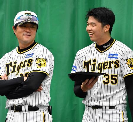 　安藤投手コーチ（左）と笑顔で話す才木