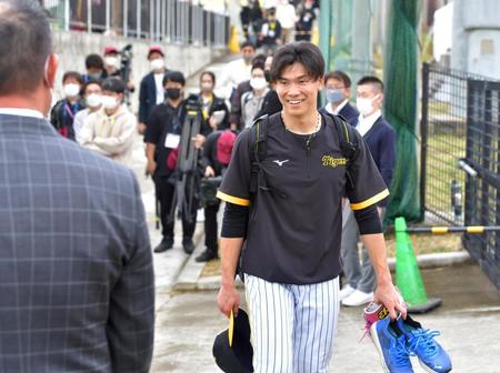 移動途中に福留孝介氏（左）にあいさつする湯浅（撮影・立川洋一郎）