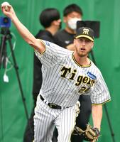 ブルペンで投げ込むＢ・ケラー（撮影・中田匡峻）