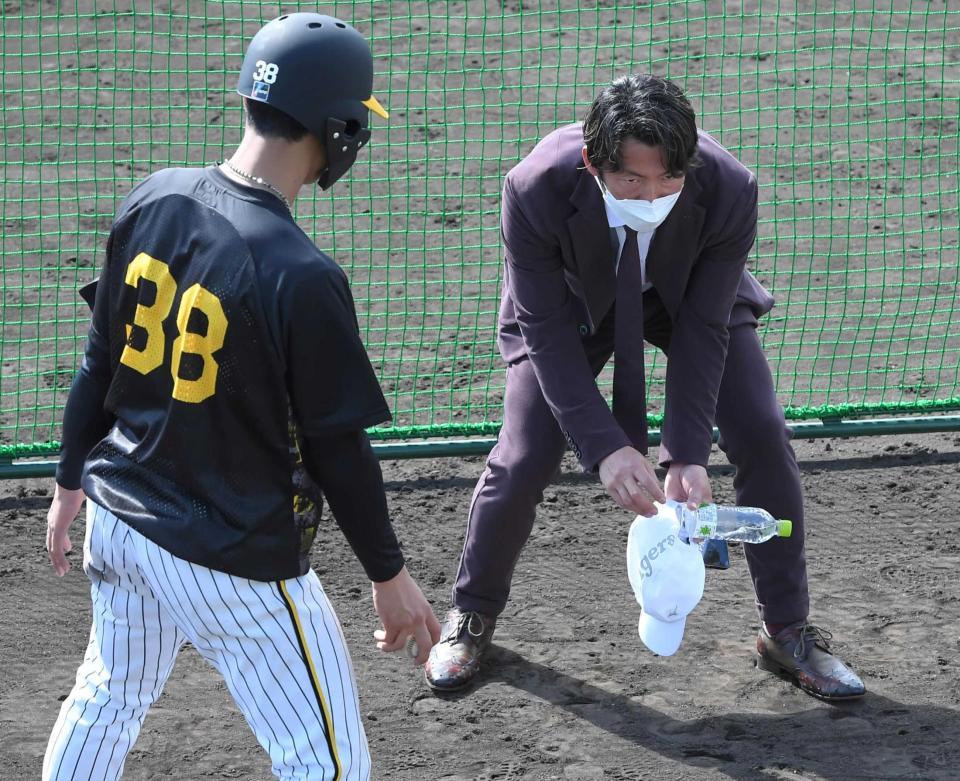 　小幡（３８）に守備のアドバイスを送る鳥谷敬氏