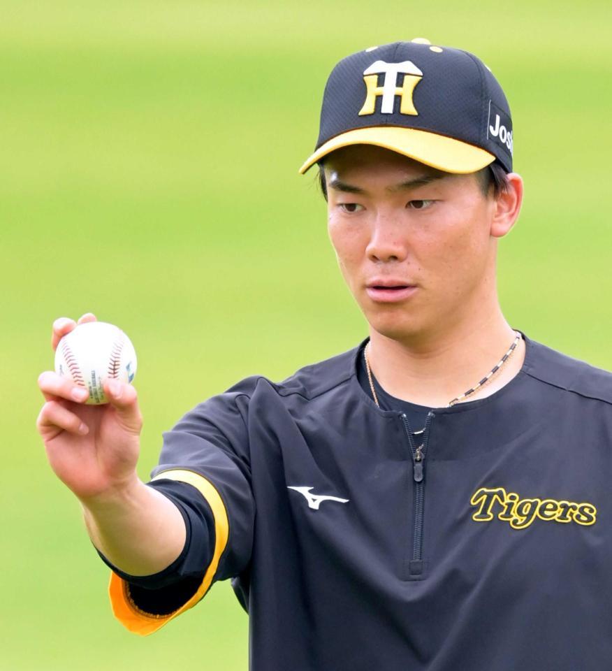 　ボールを見つめ集中する湯浅（撮影・立川洋一郎）