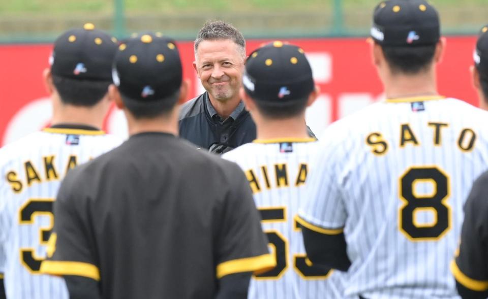 　ナインにあいさつするウィリアムス駐米スカウト（撮影・高部洋祐）