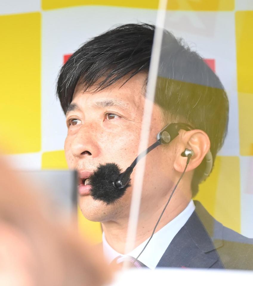　実況席からナインの練習を見守る矢野燿大氏（撮影・高部洋祐）