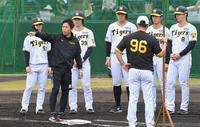 　野手に走塁指導する赤星臨時コーチ（左から２人目）＝撮影・高部洋祐