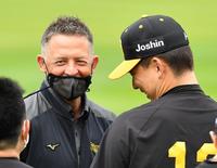 　岩崎（右）と話すウィリアムス氏（撮影・中田匡峻）