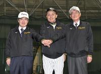 　３人で記念写真に納まる（左から）杉山オーナー、岡田監督、秦会長（撮影・高部洋祐）