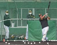 岡田監督（左奥）、和田２軍監督（中奥）の見る中、打撃練習する森下（撮影・北村雅宏）