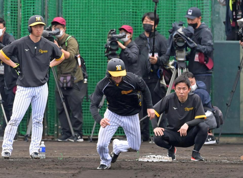 　一塁からスタートを切る中野（中央）を見つめる赤星氏（右）＝撮影・立川洋一郎