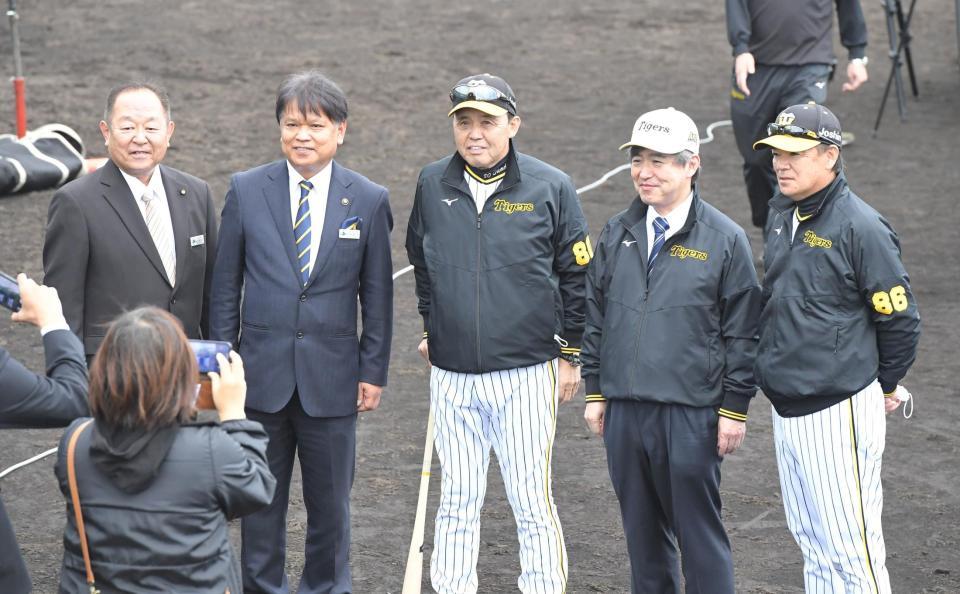 　記念写真に納まる（右から）和田２軍監督、杉山健博オーナー、岡田監督、中村正人うるま市長ら（撮影・高部洋祐）