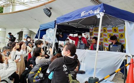 　スカイＡのキャンプ中継に生出演する糸井氏（右端）の周りにファンが集結する