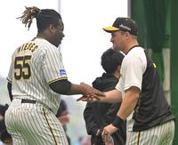 　トレーニングを終え、ミエセス（左）とノイジーは握手を交わす（撮影・中田匡峻）