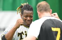 　ノイジー（右）とジャンケンするミエセス（撮影・高部洋祐）