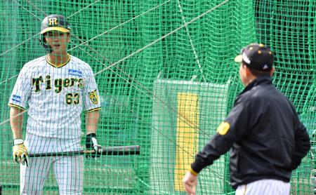 　岡田監督（右）の話を聞く板山（撮影・中田匡峻）