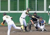 　シート打撃で左翼線へ二塁打を放つ佐藤輝（撮影・立川洋一郎）