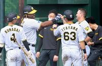 　シートノックでノイジー（右端）に続く本塁打を放ち笑顔でタッチを交わすミエセス（撮影・立川洋一郎）