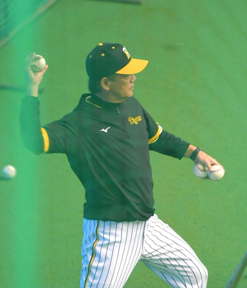 　打撃投手を務める和田２軍監督