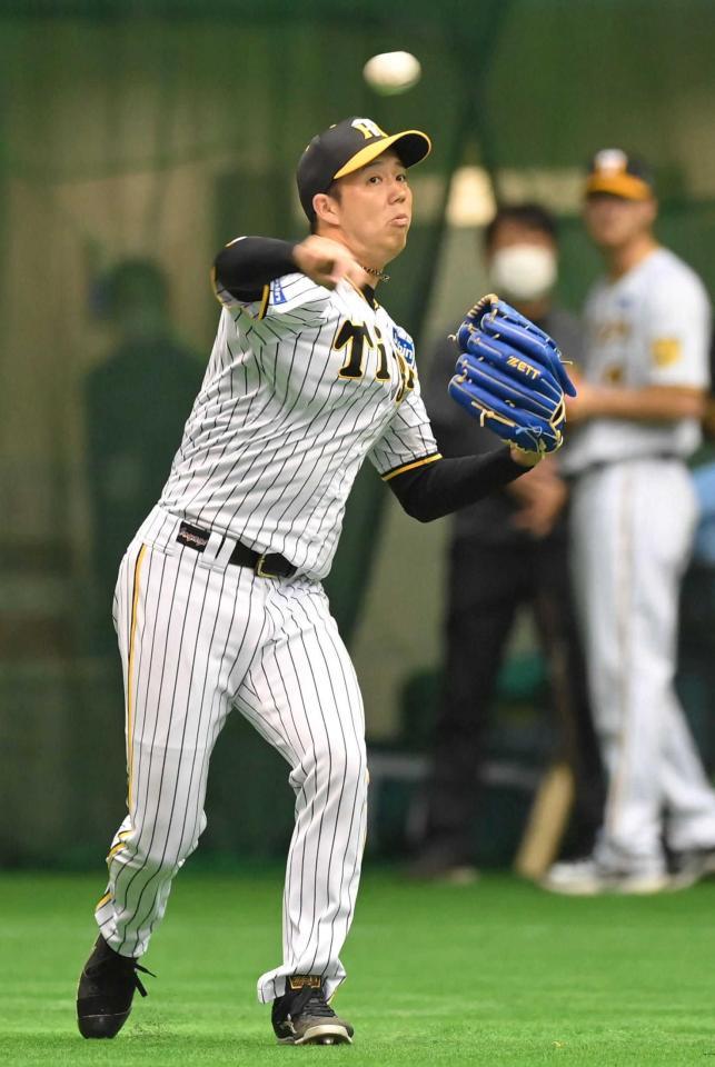 　チームプレー練習で、二塁にけん制球を投げる青柳（撮影・高部洋祐）