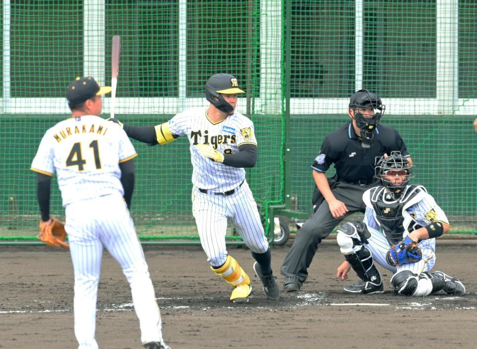 　シート打撃で左翼線へ二塁打を放つ佐藤輝（撮影・立川洋一郎）