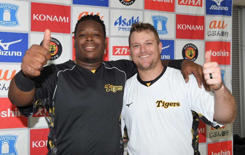 　シート打撃終了後、二人でサムアップポーズを決めるミエセス（左）とノイジー（撮影・高部洋祐）