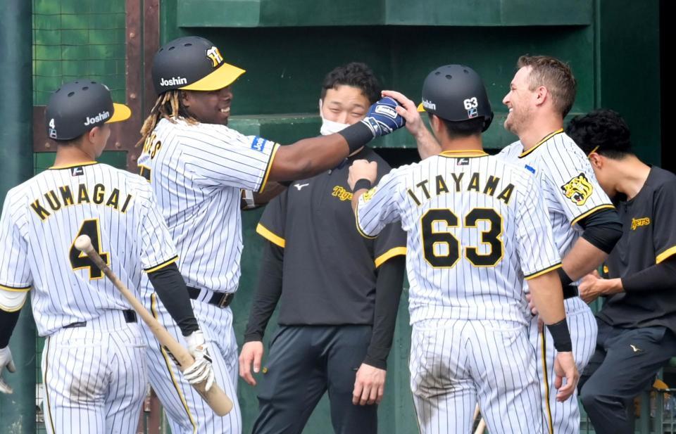 　シートノックでノイジー（右端）に続く本塁打を放ち笑顔でタッチを交わすミエセス（撮影・立川洋一郎）