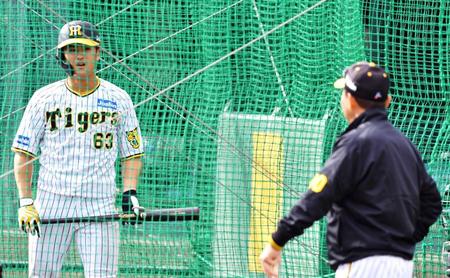 　岡田監督（右）の指導を受ける板山（撮影・中田匡峻）