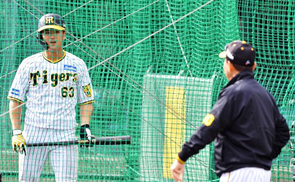 　岡田監督（右）の指導を受ける板山（撮影・中田匡峻）