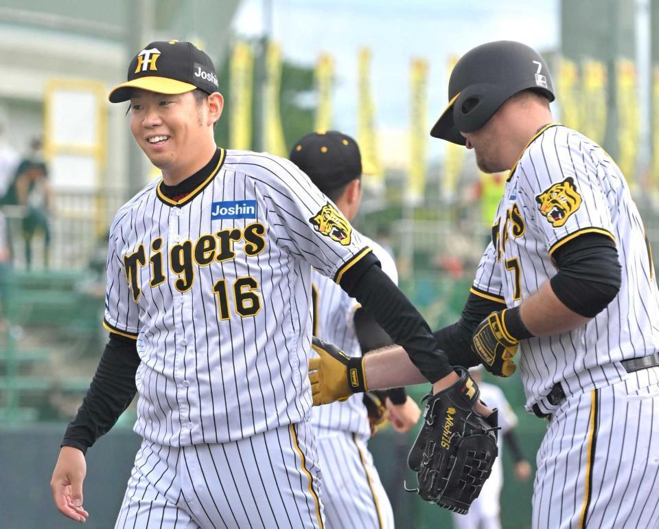 　ノイジー（右）を打ち取った西勇