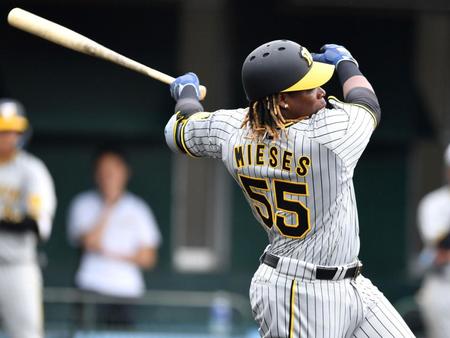 　シート打撃で安打を放つミエセス（撮影・中田匡峻）