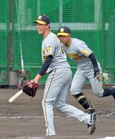 　島田（右）を併殺打に打ち取る湯浅（撮影・立川洋一郎）