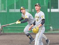 　シート打撃に登板し、佐藤輝（左）に本塁打を浴びる西純（撮影・立川洋一郎）