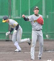 　小幡（左）を三ゴロに打ち取る才木（撮影・立川洋一郎）