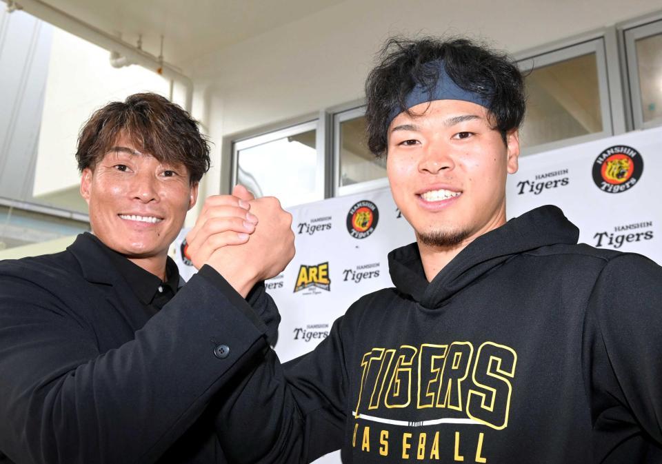 　デイリースポーツ評論家・糸井氏（左）とガッチリ腕を組む佐藤輝（撮影・高部洋祐）
