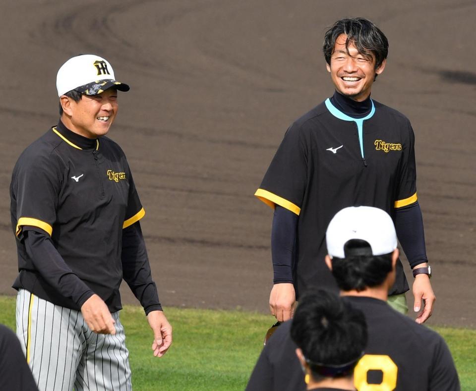 　笑顔を見せる鳥谷臨時コーチ（右）と平田ヘッドコーチ（撮影・中田匡峻）