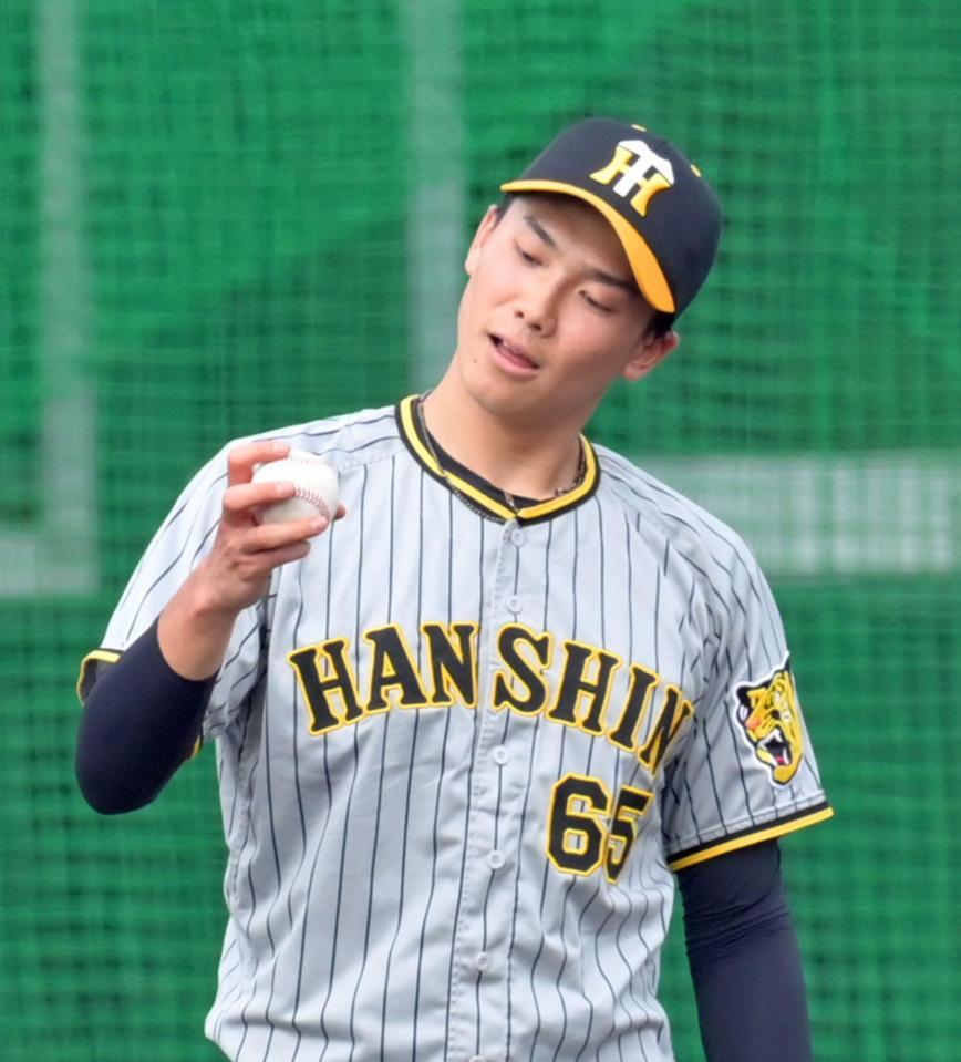 　シート打撃に登板するも制球が定まらず、ボールを気にするそぶりを見せる湯浅（撮影・立川洋一郎）