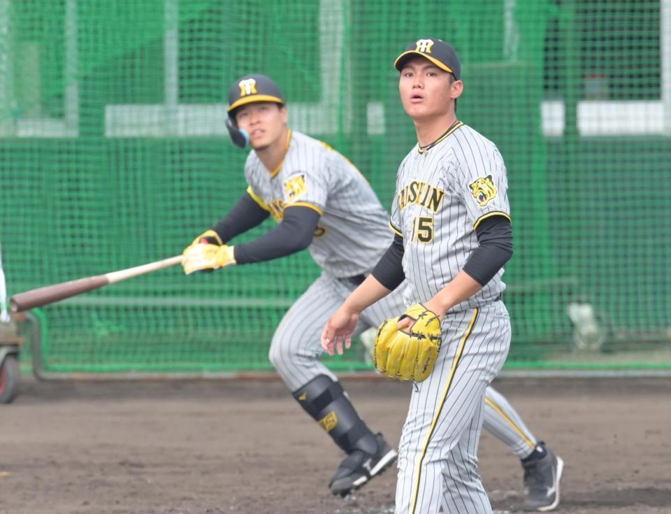 　シート打撃に登板し、佐藤輝（左）に本塁打を浴びる西純（撮影・立川洋一郎）