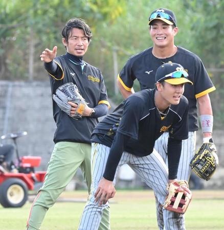 　小幡（手前）と木浪（右）を指導する鳥谷臨時コーチ（撮影・高部洋祐）