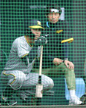 　鳥谷臨時コーチ（右）と話す高山（撮影・中田匡峻）