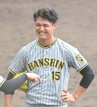 　登板後、笑顔を見せる西純（撮影・高部洋祐）