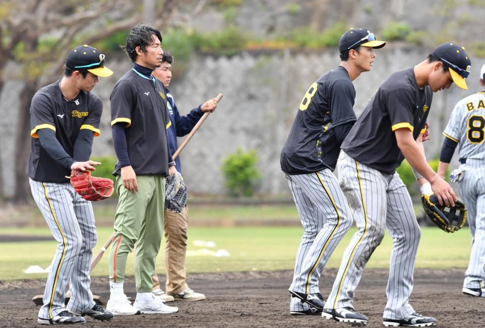 　鳥谷臨時コーチ（左から２人目）の指導を受ける中野（左端）と小幡（右から２人目）、木浪（右端）＝撮影・中田匡峻