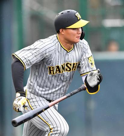 　内野安打を放つ森下（撮影・中田匡峻）