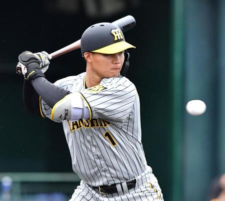 　四球で出塁する森下（撮影・中田匡峻）