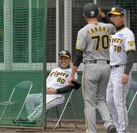 　紅白戦の最中、笑顔を見せる岡田監督（左）＝撮影・北村雅宏