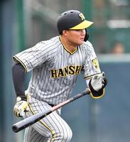 　内野安打を放つ森下（撮影・中田匡峻）