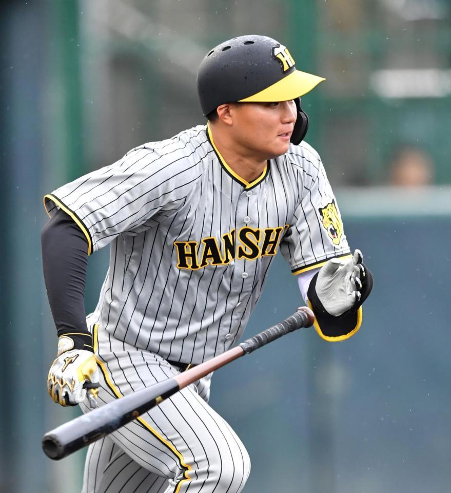 　内野安打を放つ森下（撮影・中田匡峻）