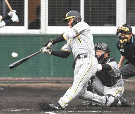 　３回、二塁に内野安打を放つ森下