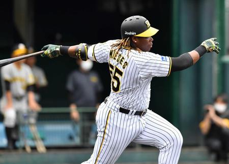 　６回、中前に適時打を放つミエセス（撮影・中田匡峻）