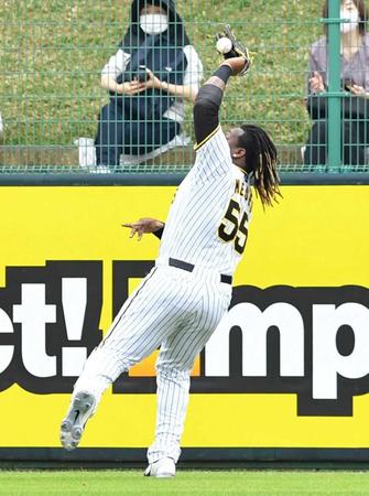 　５回、渡辺諒の飛球をエラーするミエセス